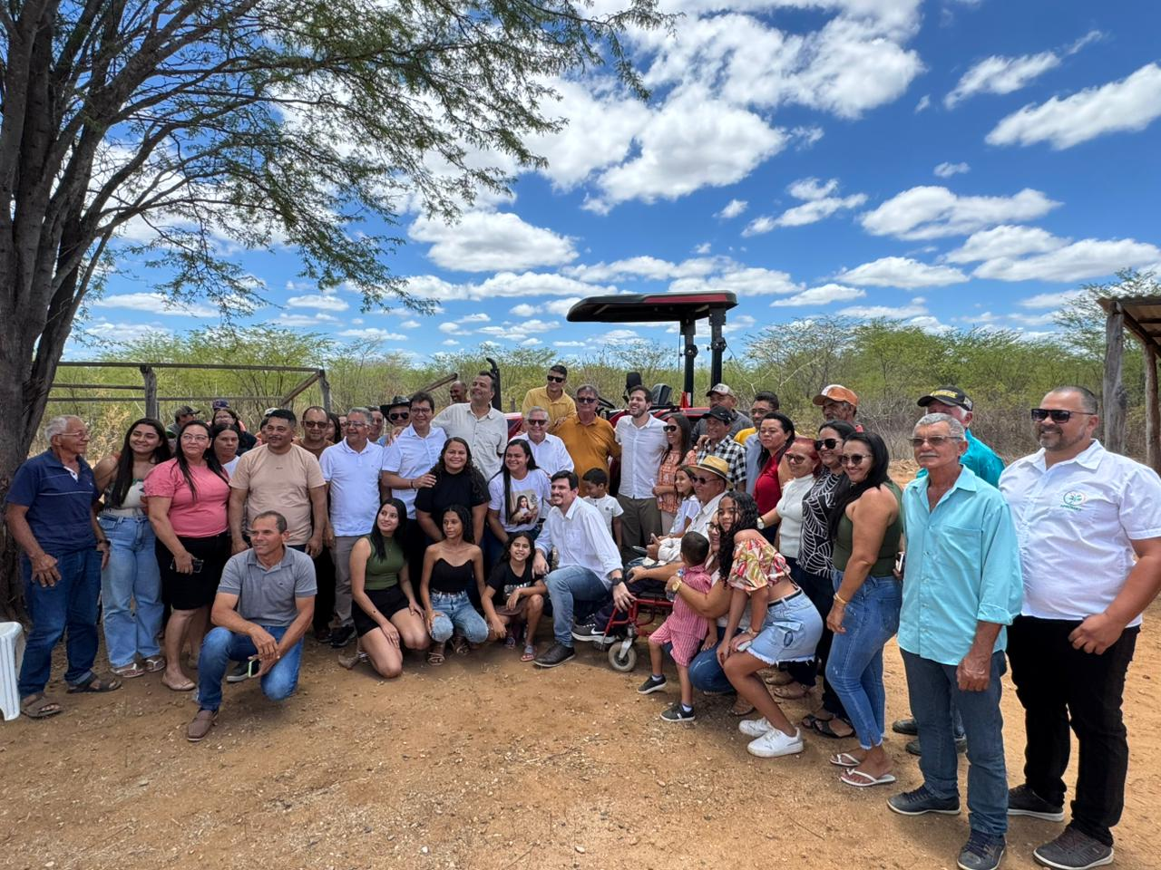 Leia mais sobre o artigo Trator adquirido por indicação do vereador Fiapo beneficia mais de 100 agricultores em Sertânia