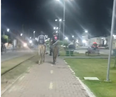 Leia mais sobre o artigo Pista de hipismo? Cavalos tomam espaço de ciclismo e caminhada na Via Parque em Sertânia