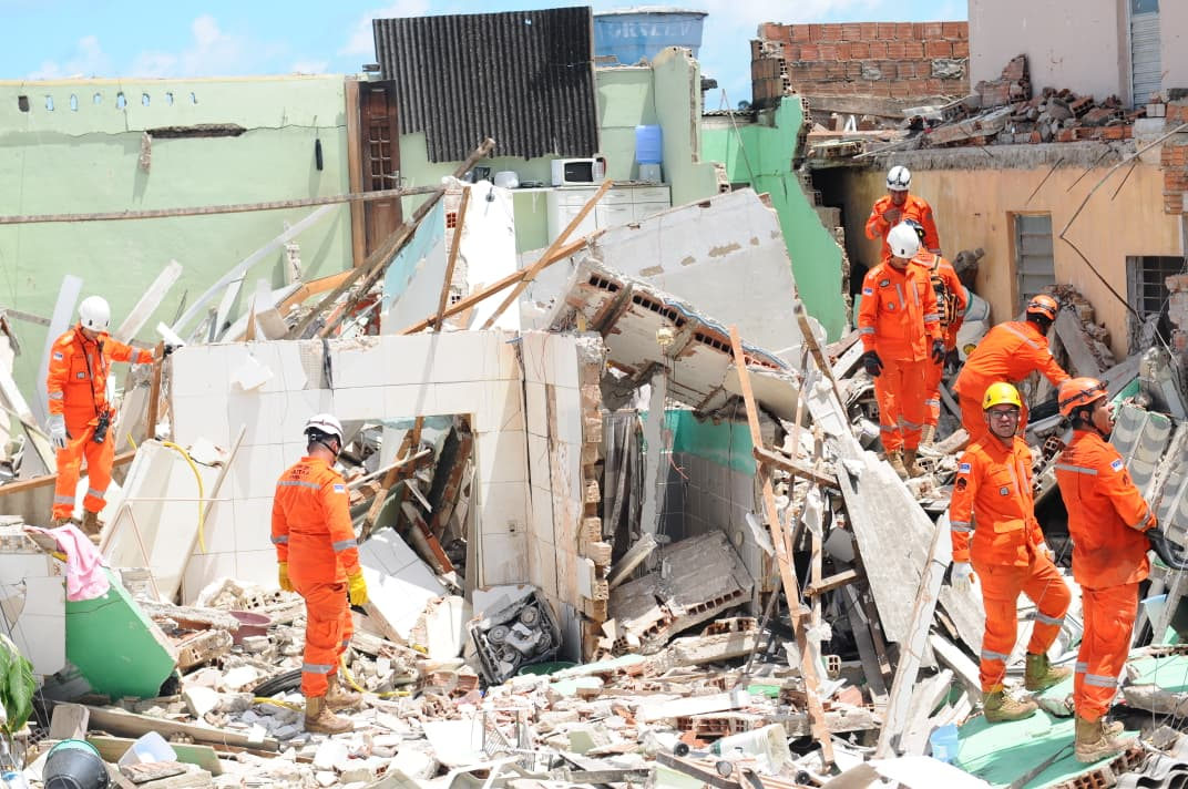 Leia mais sobre o artigo Desabamento de residencial em Olinda deixa dois mortos e dez feridos