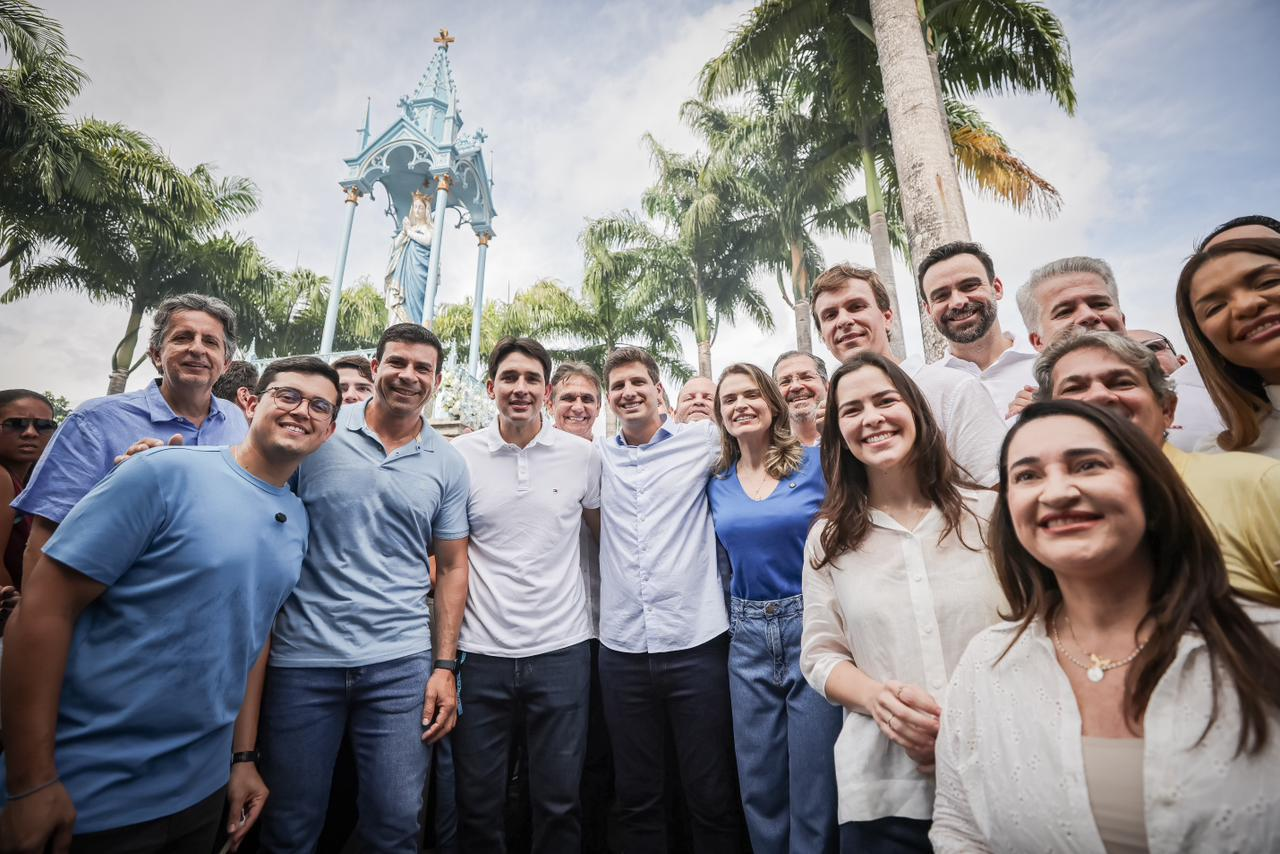 Leia mais sobre o artigo Em clima de fé e união, João Campos sobe o Morro da Conceição acompanhado de lideranças políticas