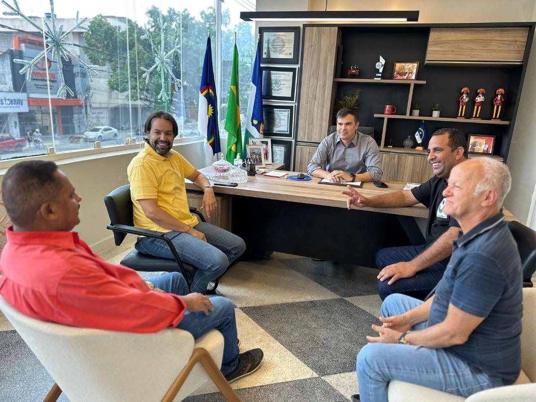 Leia mais sobre o artigo Diogo Moraes e Helinho Aragão se reúnem para alinhar prioridades para Santa Cruz do Capibaribe em 2026