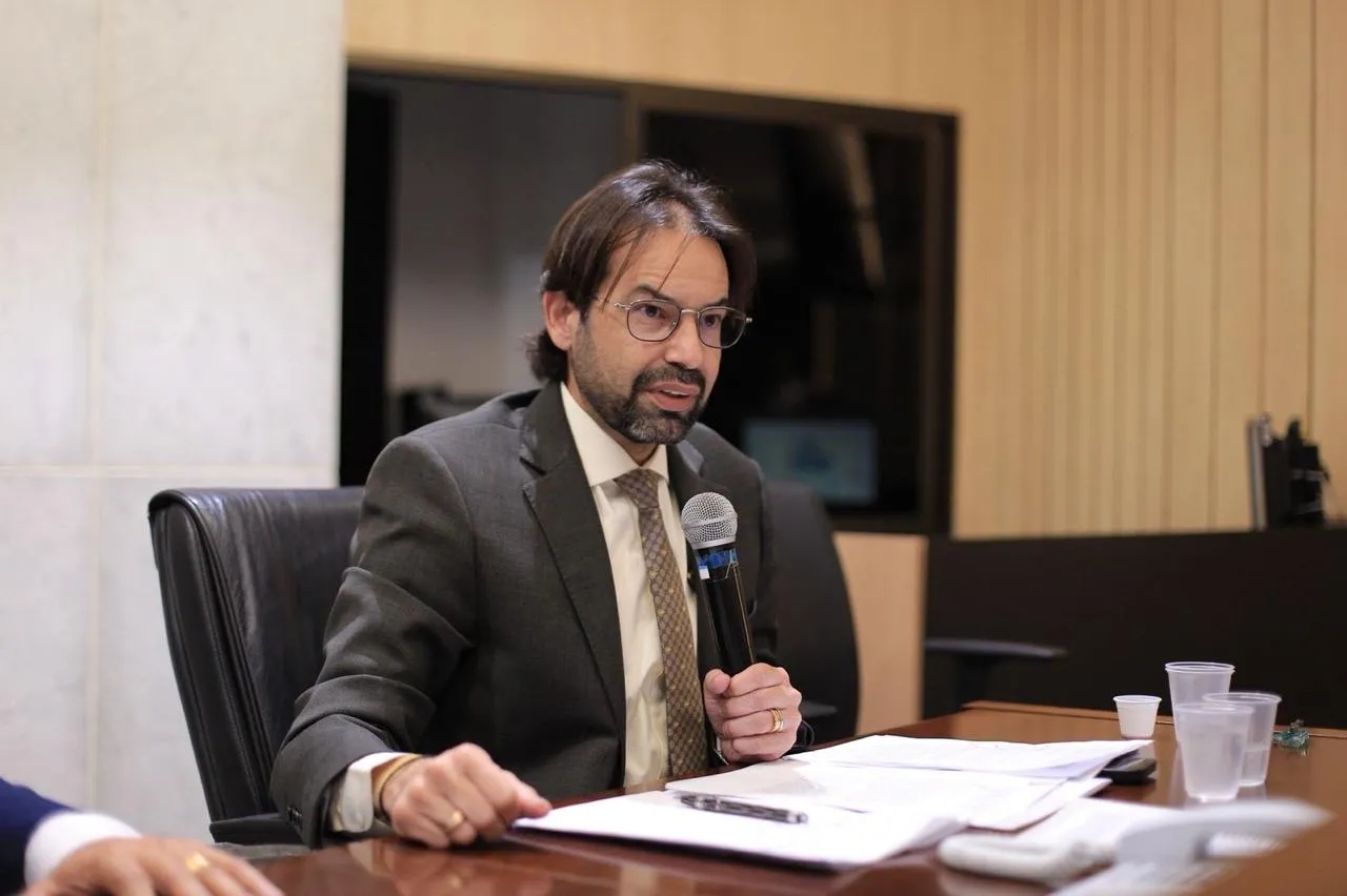 Leia mais sobre o artigo Diogo Moraes critica condução do Executivo e aponta desrespeito à Alepe em convocação extraordinária