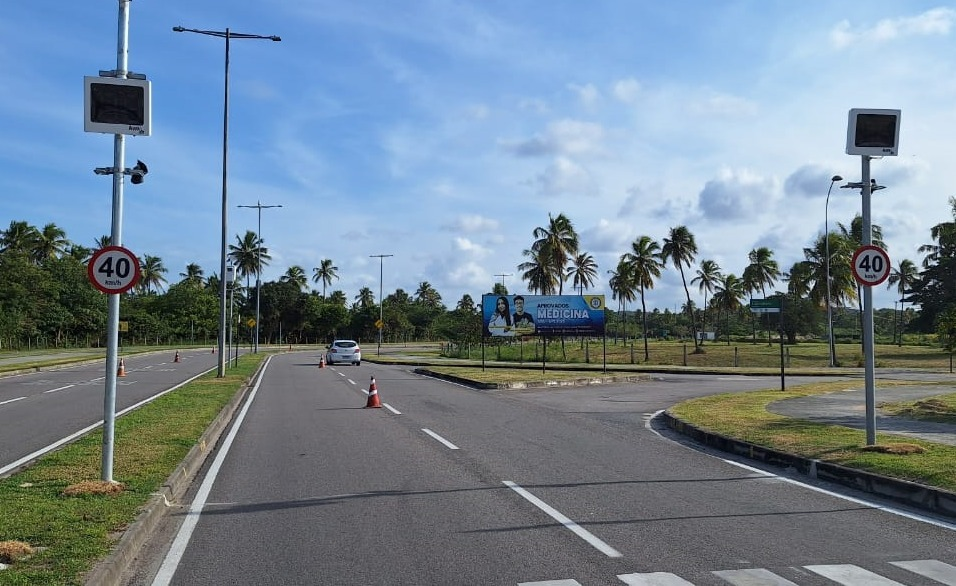 Leia mais sobre o artigo Mais de 30 novas lombadas eletrônicas estão sendo implementadas nas rodovias em Pernambuco