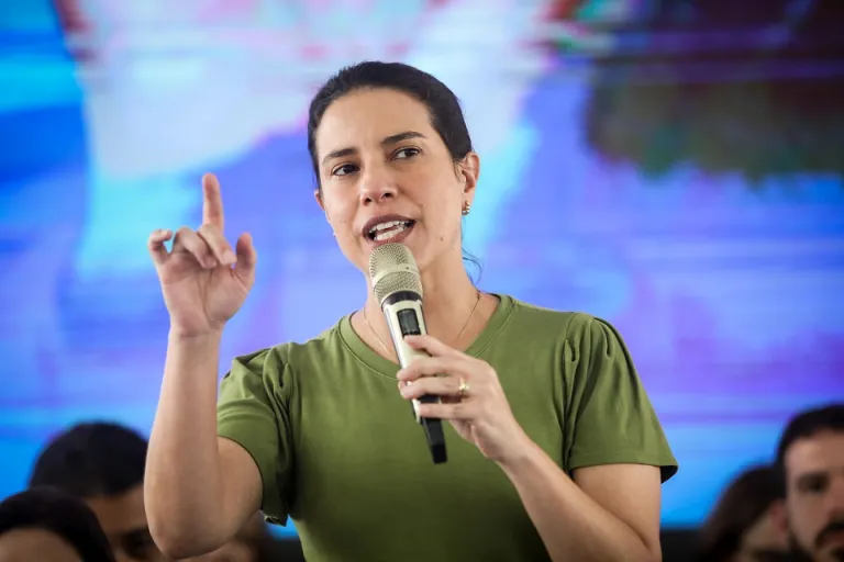 Leia mais sobre o artigo Raquel Lyra participa de assembleia na Amupe