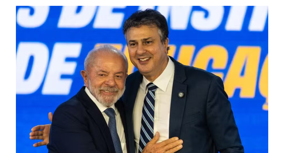 Leia mais sobre o artigo Lula assina MP que garante reajuste de 5,4% no piso dos professores e muda regra de correção