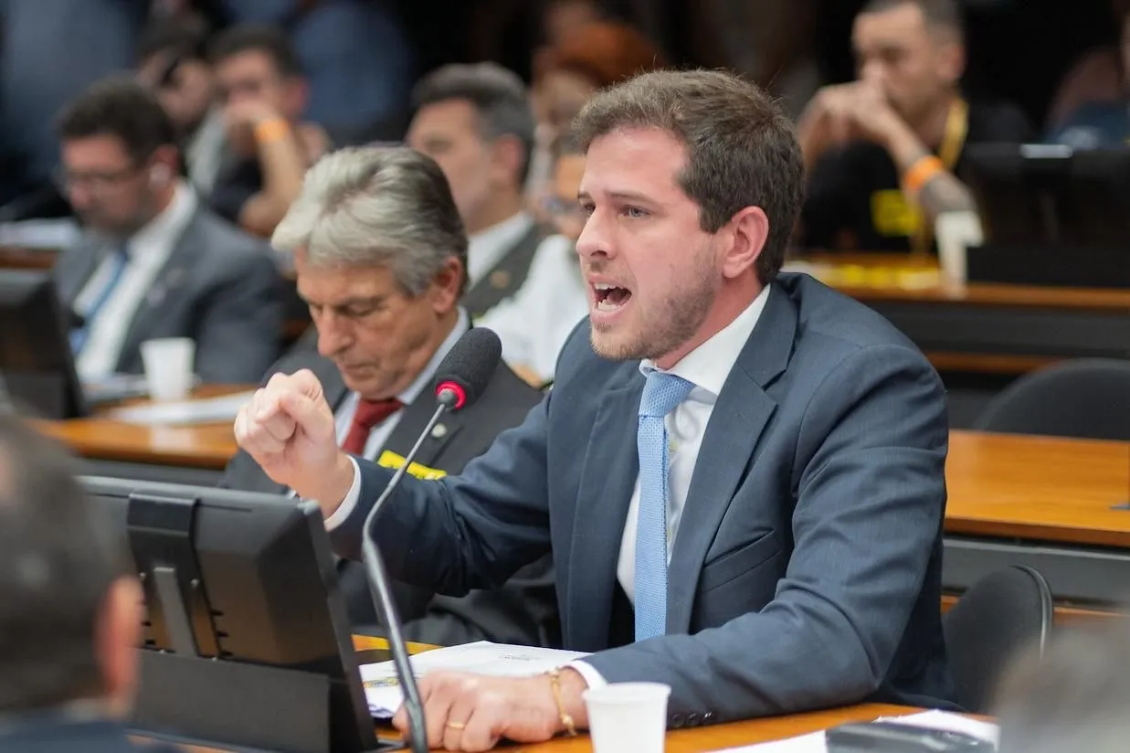 Leia mais sobre o artigo Pedro Campos critica gestão estadual e aponta retrocesso na educação de Pernambuco